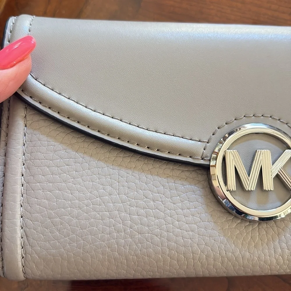 Michael Kors Fulton large Gray Leather Wallet / Flap Closure lots of space NWOT